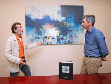 “Invitamos a los artistas locales a que utilicen las paredes de este Ayuntamiento para exponer y dar a conocer su obra”, ha planteado el alcalde Víctor Navas, que ha agradecido el gesto generoso al pintor