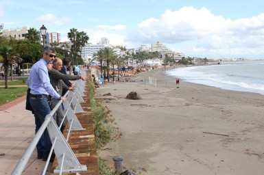 Técnicos municipales se encuentran evaluando los importantes daños que ha sufrido el litoral del municipio tras el peor temporal registrado en la Costa del Sol en los últimos 20 años