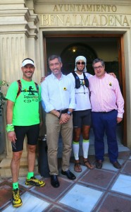 El atleta corre cada jornada 65 kilómetros, hasta completar una travesía de 700 kilómetros en 11 jornadas que supone un recorrido de 360º por la provincia