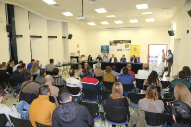 Una charla-coloquio a cargo de dos prestigiosos especialistas en colombofilia fue el preámbulo para el IV Derby Internacional Costa del Sol