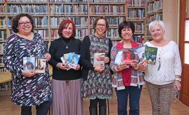 “Agradecemos a la asociación que hayan elegido la biblioteca del pueblo para este generoso depósito”, ha destacado la concejala de Cultura, Elena Galán
