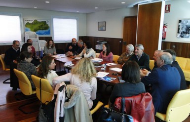 En el encuentro se alcanzó un compromiso entre los asistentes para fijar una visita de inspección a la avenida del Sol el próximo día 12 de diciembre que sirva para detectar los problemas más inmediatos 