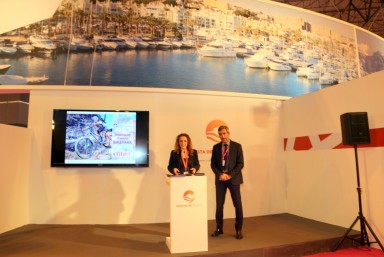 El alcalde de Benalmádena, Víctor Navas; y la concejala de Turismo, Encarnación Cortes, presentan en FITUR el anteproyecto de las instalaciones, enclavadas en el medio natural del Monte Calamorro