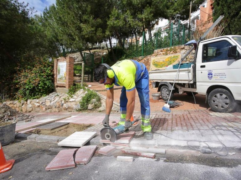 Se ha procedido a la limpieza y hormigonado del acerado en la calle Perejil y se ha reparado parte de calle Velarde