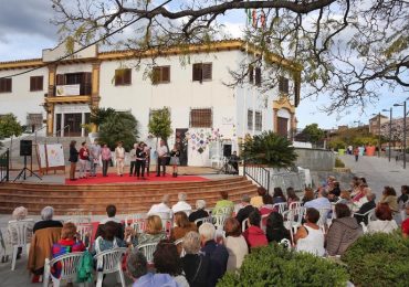 La plaza de Austria acogió el Mercadillo de los Libros Solidarios y un homenaje a los clubes de lectura