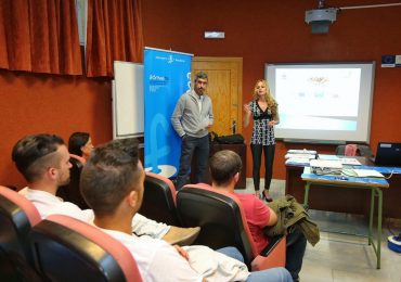 Victor Navas y la edil Beatriz Olmedo, asisten a la séptima charla informativa sobre los planes de empleo previstos por la Junta