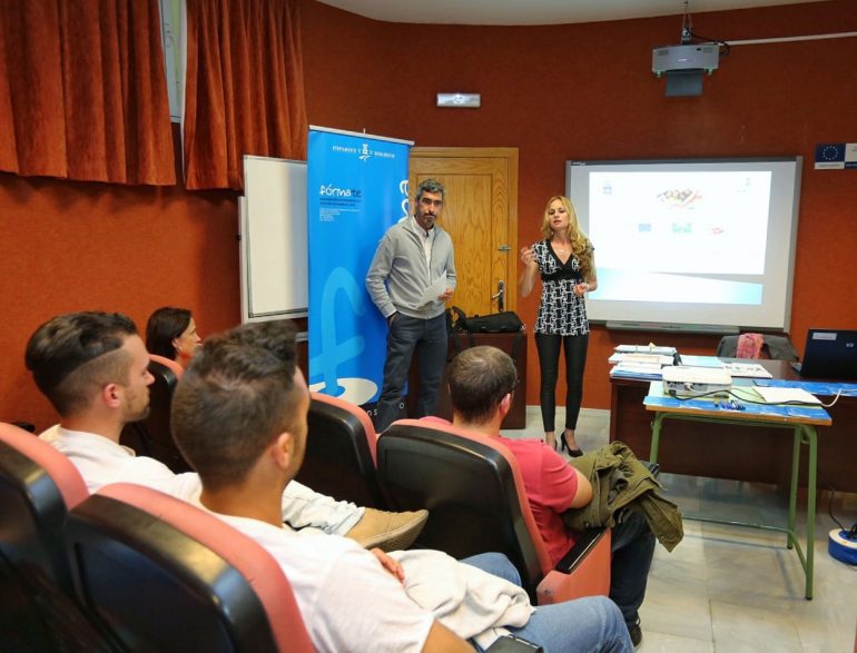 Victor Navas y la edil Beatriz Olmedo, asisten a la séptima charla informativa sobre los planes de empleo previstos por la Junta