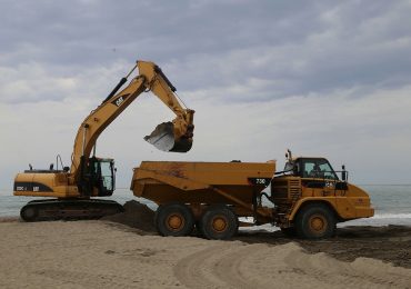 Se informa que la actuación ha supuesto el movimiento de unos 22.000 metros cúbicos de arena