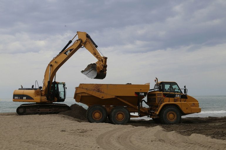 Se informa que la actuación ha supuesto el movimiento de unos 22.000 metros cúbicos de arena