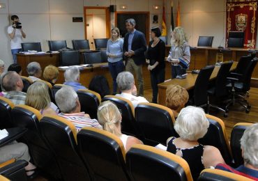 Víctor Navas y Ana Scherman reciben a un grupo de visitantes de varias nacionalidades