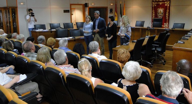 Víctor Navas y Ana Scherman reciben a un grupo de visitantes de varias nacionalidades