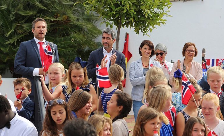 Más de medio millar de personas toman parte en una jornada, que se celebra en Benalmádena por primera vez
