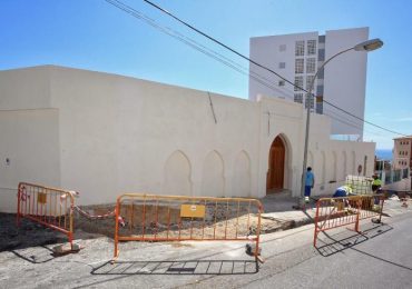 Con esta actuación se atiende una demanda de la comunidad islámica del municipio, que colabora con el Ayuntamiento aportando la solería