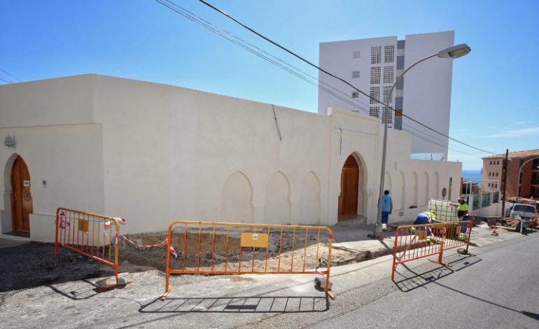 Con esta actuación se atiende una demanda de la comunidad islámica del municipio, que colabora con el Ayuntamiento aportando la solería