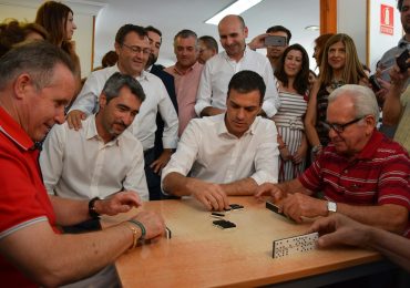 Pedro Sanchez junto a Victor Navas en el centro de Mayores Anica Torres en Benalmádena