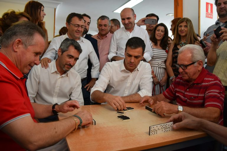 Pedro Sanchez junto a Victor Navas en el centro de Mayores Anica Torres en Benalmádena