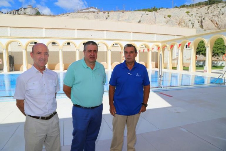 “La piscina permanecerá en funcionamiento todo el verano hasta el 4 de septiembre”, ha anunciado el concejal de Deportes, Joaquín Villazón