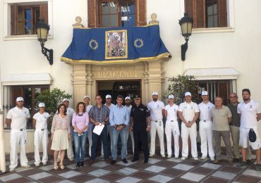 El alcalde de Benalmádena, Víctor Navas; y los concejales Javier Marín y Encarnación Cortes mantienen un encuentro con los trabajadores