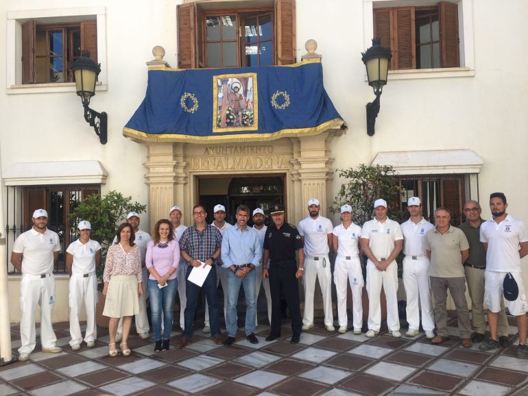 El alcalde de Benalmádena, Víctor Navas; y los concejales Javier Marín y Encarnación Cortes mantienen un encuentro con los trabajadores