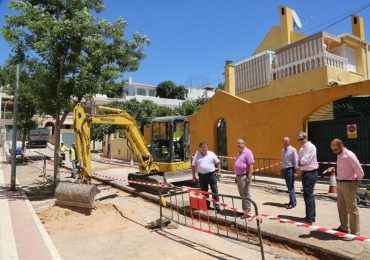 “Las obras en calle La Mancha supondrán la renovación de 300 metros de la red de distribución de agua, y suponen una inversión de 105.000 euros”
