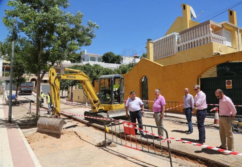 “Las obras en calle La Mancha supondrán la renovación de 300 metros de la red de distribución de agua, y suponen una inversión de 105.000 euros”