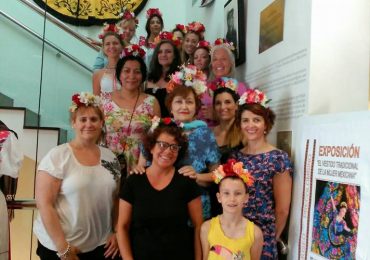El taller consistió en la realización de unas diademas de flores artificiales al estilo de las que usaba la pintora mexicana Frida Kahlo