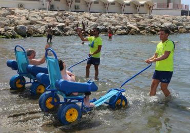 “Esta iniciativa pionera, recogida en el Plan de Salud de Benalmádena, ofrece a personas con problemas de movilidad la oportunidad de disfrutar de un baño en el mar”