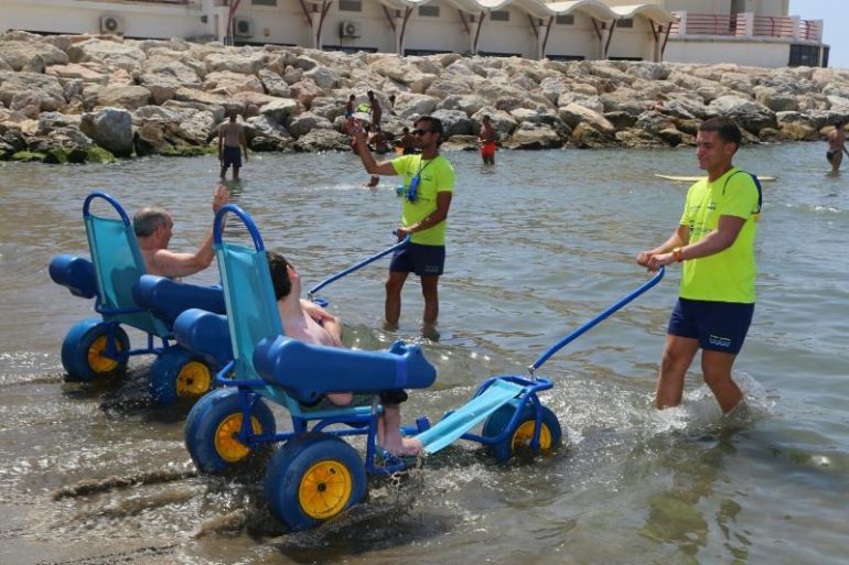 “Esta iniciativa pionera, recogida en el Plan de Salud de Benalmádena, ofrece a personas con problemas de movilidad la oportunidad de disfrutar de un baño en el mar”
