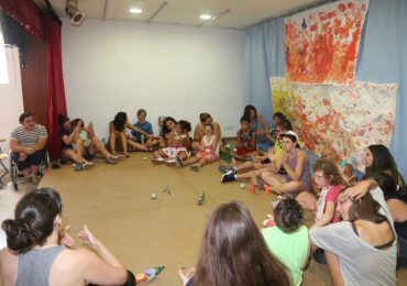 “Agradecemos la generosidad de la dirección del IES Poetas Andaluces, que han cedido sus instalaciones para el campamento”, ha señalado la concejala de Bienestar Social