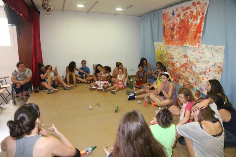 “Agradecemos la generosidad de la dirección del IES Poetas Andaluces, que han cedido sus instalaciones para el campamento”, ha señalado la concejala de Bienestar Social