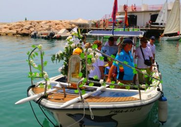 Casi medio millar de personas asistió al acto con el que se inicia la Veladilla del Carmen 2016, festividad de arraigada tradición marinera