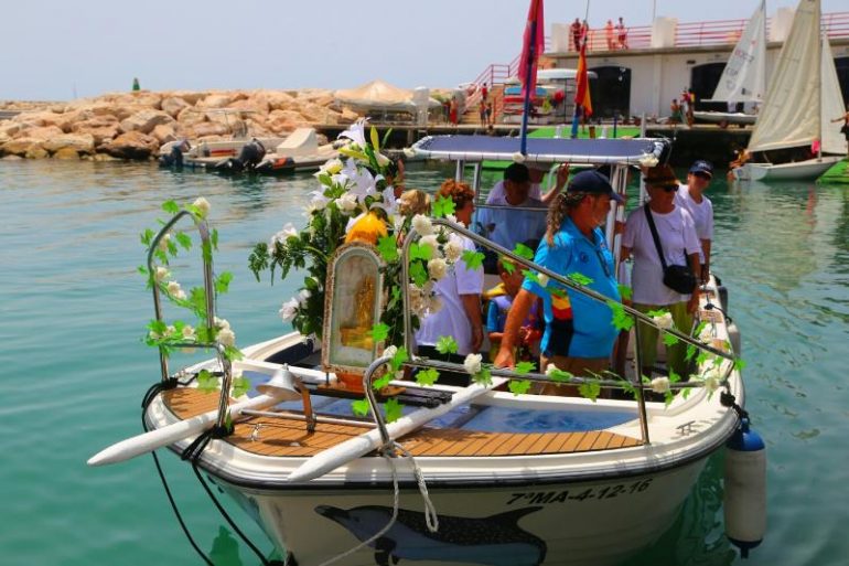 Casi medio millar de personas asistió al acto con el que se inicia la Veladilla del Carmen 2016, festividad de arraigada tradición marinera