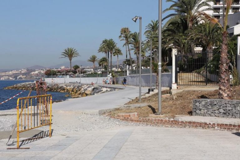 “Hemos procedido al desbroce de la zona ajardinada, y a la eliminación del resalte en el pavimento”, ha informado el concejal Salvador Rodríguez