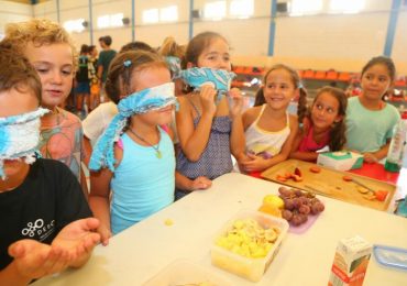 “Niños de 3 a 12 años han aprendido con juegos los beneficios de la fruta, además de disfrutar de un desayuno saludable a base de frutas y batidos”