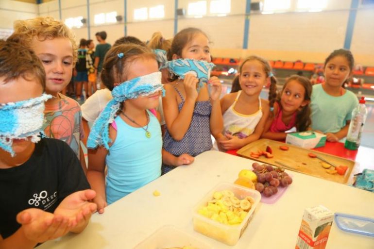 “Niños de 3 a 12 años han aprendido con juegos los beneficios de la fruta, además de disfrutar de un desayuno saludable a base de frutas y batidos”