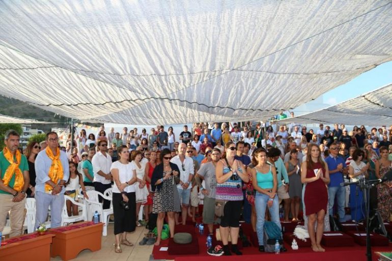 El encuentro con Tshoke Lopon Dorji Rinchen tuvo lugar en la estupa budista, espacio en el que ofreció una bendición a los numerosos asistentes