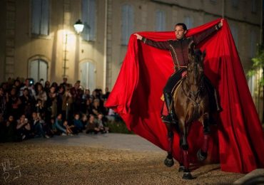Fue estrenada en junio en La Reolé (Francia) con motivo del I Festival de Teatro Ecuestre y Ritual
