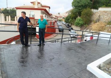 Se trata de una rampa de acceso de hormigón estampado gris marengo