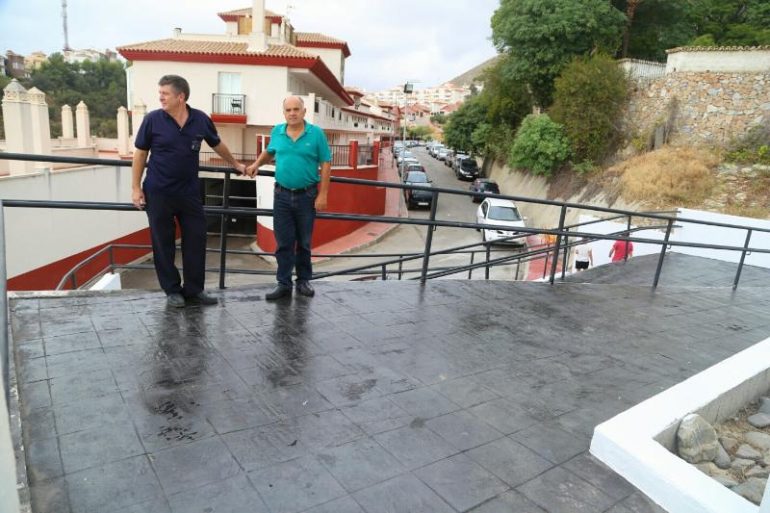 Se trata de una rampa de acceso de hormigón estampado gris marengo