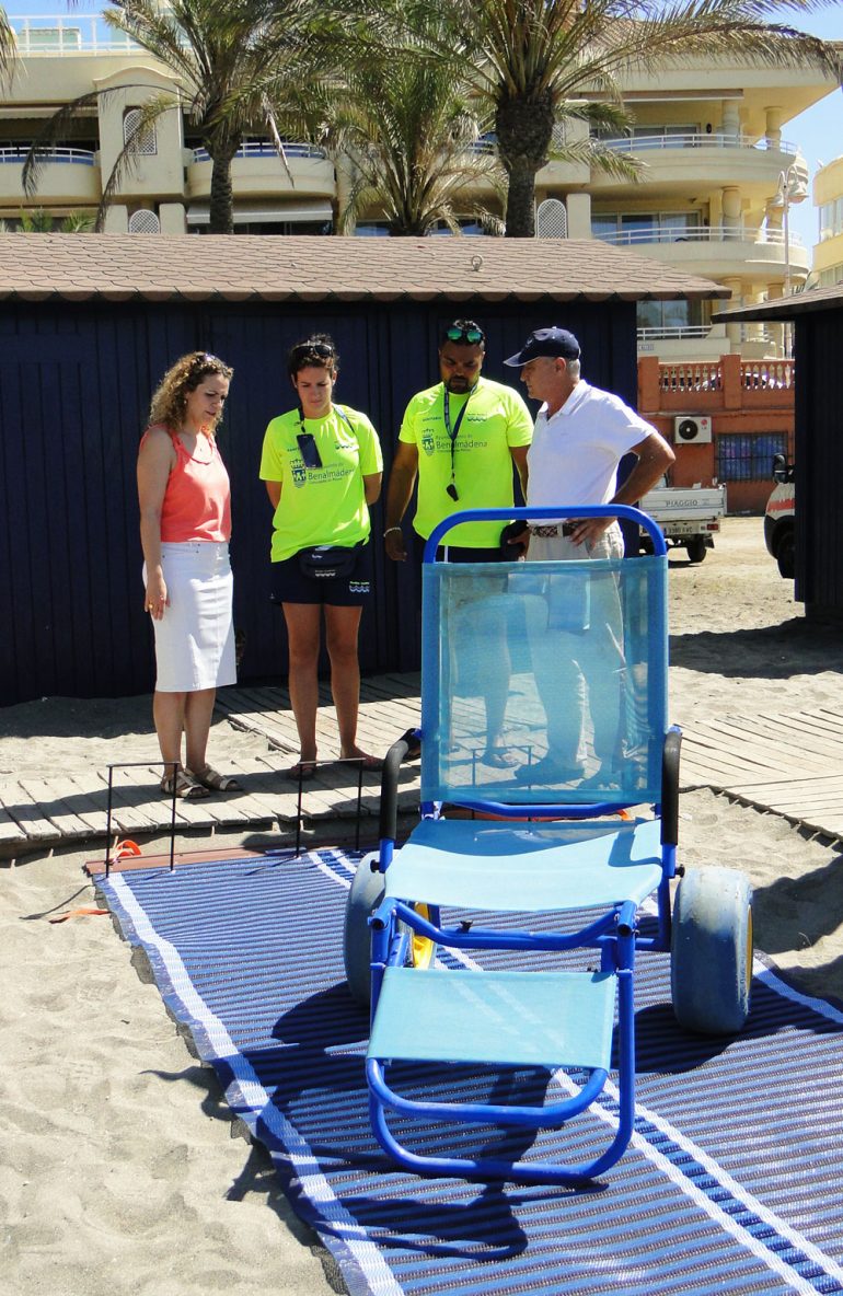 La concejala del área, Encarnación Cortés, subraya la apuesta del equipo de gobierno para conseguir que Benalmádena sea una referencia en materia de playas adaptadas para personas con discapacidades