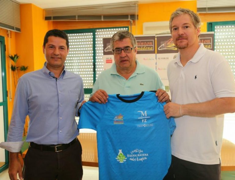 El equipo benalmadense firma un acuerdo de colaboración con el Ayuntamiento y la Empresa Recolte SAU para la difusión de esta campaña de concienciación ciudadana