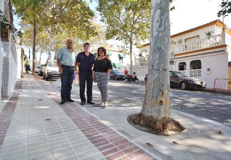 El concejal también ha anunciado que han comenzado el repintado de los paseos de peatones ubicados junto a los accesos de los centros educativos