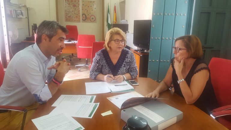 “No obstante, como equipo de gobierno vamos a incluir los enclaves arqueológicos dentro del Catálogo general de Patrimonio de la Junta de Andalucía para tener la posibilidad de acceder a subvenciones”, anuncia la Elena Galán