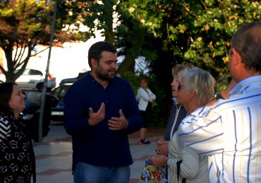 La concejala de Costa del Sol Sí Puede Josefina Serdio y los concejales José Piña y Rafael Herrero tuvieron la oportunidad de compartir ideas, demandas y proyectos con los vecinos