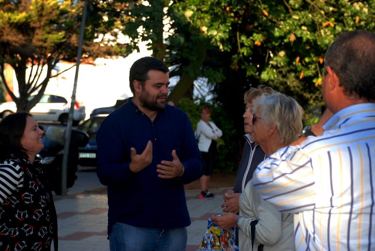 La concejala de Costa del Sol Sí Puede Josefina Serdio y los concejales José Piña y Rafael Herrero tuvieron la oportunidad de compartir ideas, demandas y proyectos con los vecinos
