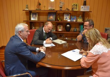 La alcaldesa, Ana Mula y el jefe de Relaciones Externas del Corte Inglés, Eduardo Barrero han firmado el convenio