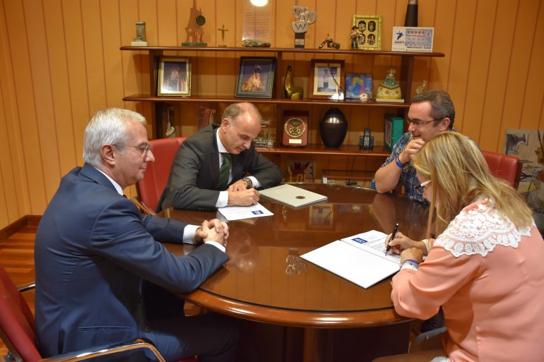 La alcaldesa, Ana Mula y el jefe de Relaciones Externas del Corte Inglés, Eduardo Barrero han firmado el convenio