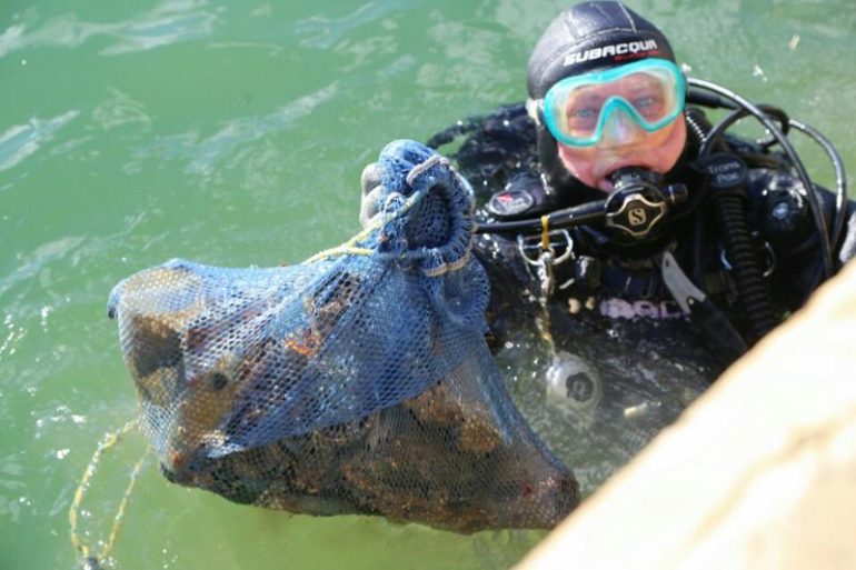 La concejala del Puerto, Encarnación Cortés, agradeció su compromiso a los más de 30 buceadores voluntarios