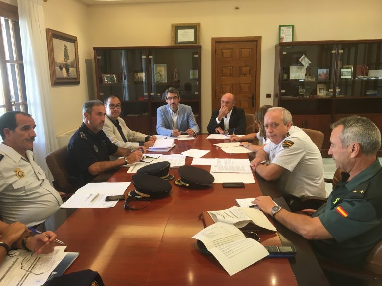 En la reunión también se ha adquirido el compromiso de potenciar la colaboración y comunicación entre Policía Local y Policía Nacional