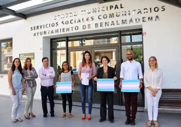 Ana Scherman e Irene Díaz, junto a representantes de la recién creada Comisión LGTBI de Benalmádena han dado esta mañana lectura de un manifiesto de apoyo a esta causa